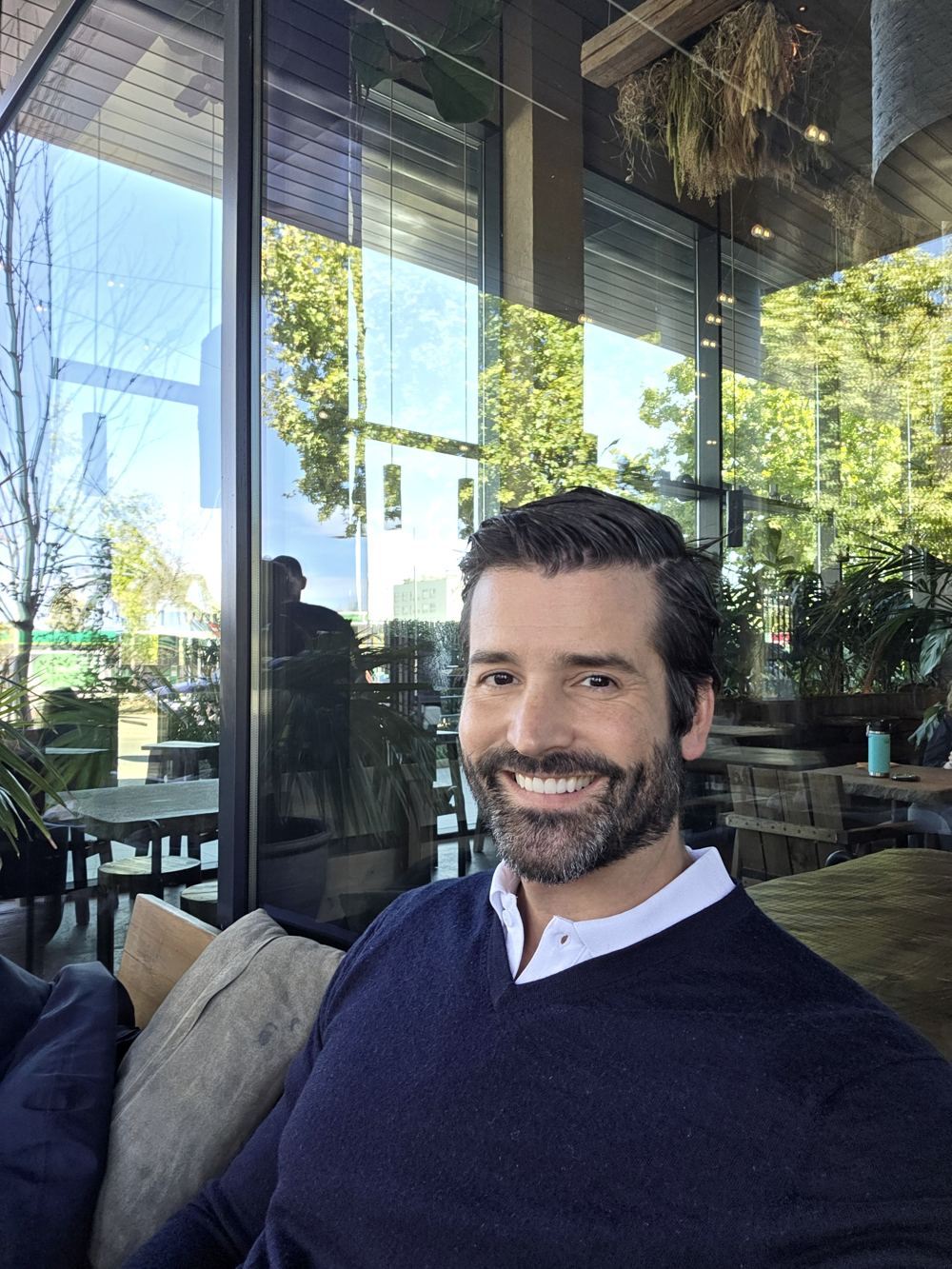 Diego Rodríguez Pozo sonriendo en una cafetería