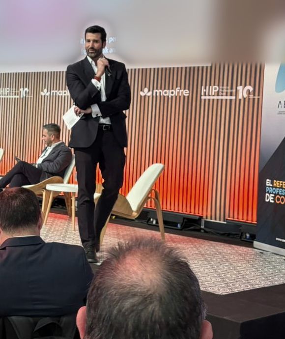 Diego Rodríguez Pozo moderando una mesa redonda en un escenario