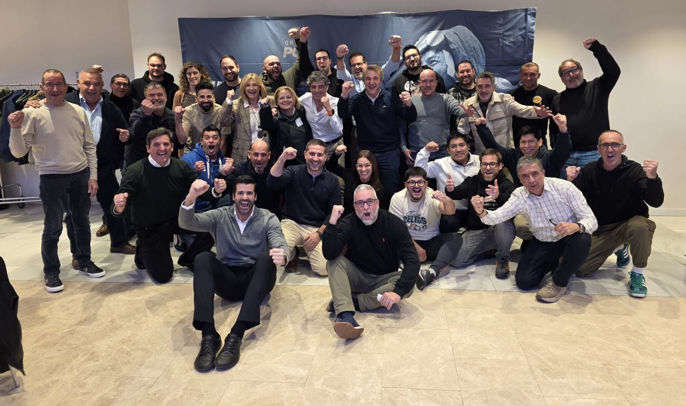 Diego Rodríguez Pozo con un grupo de participantes celebrando al final de una formación