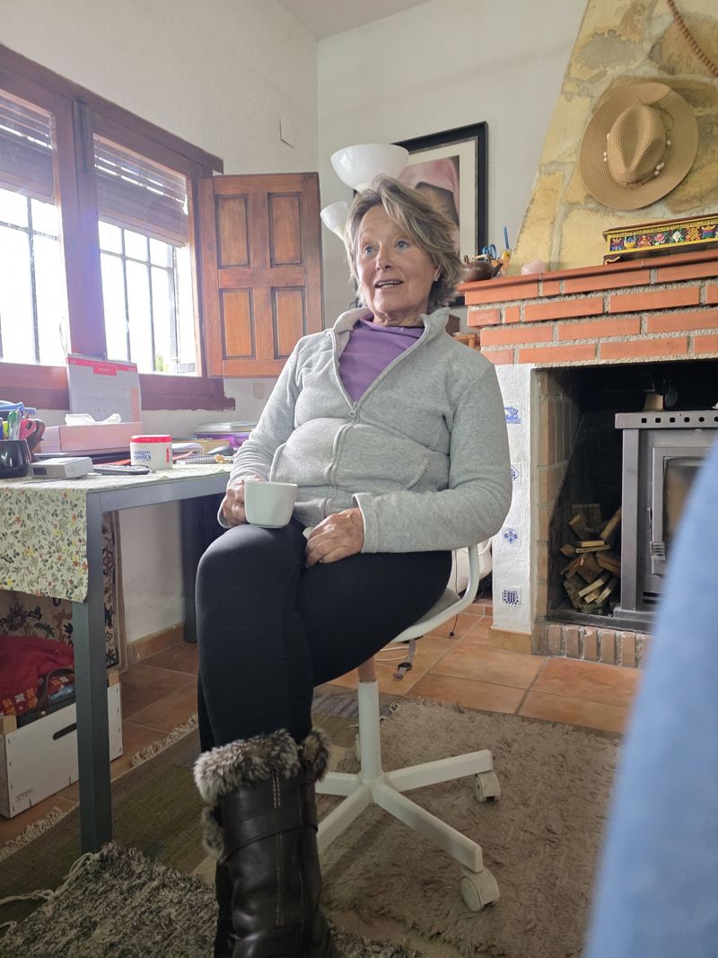 Sylvie Ferron en su casa, con una taza de café